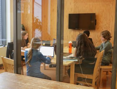 Étudiants dans une salle privée étudiant